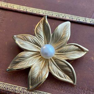 Bailey Banks & Biddle Gold & Pearl Pin